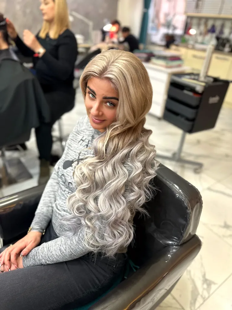 Bucle lejere pe păr blond lung