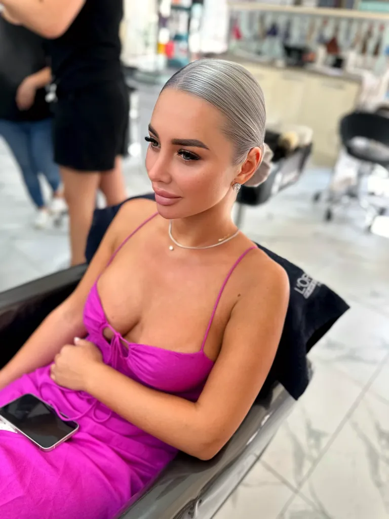 Blond platinat cu coc înalt, coafură de seară