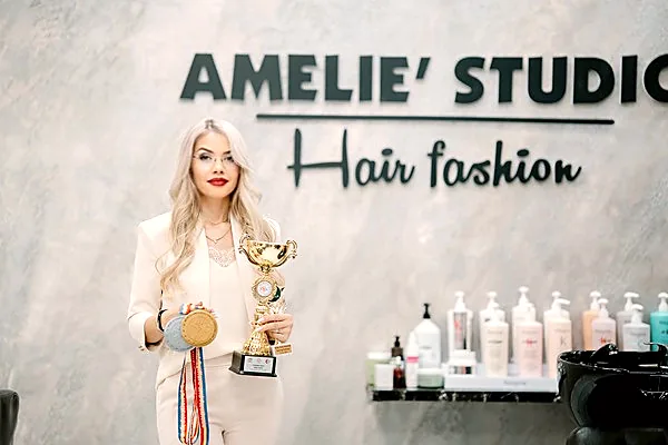Gabriela Stoian cu trofeele de la concursuri