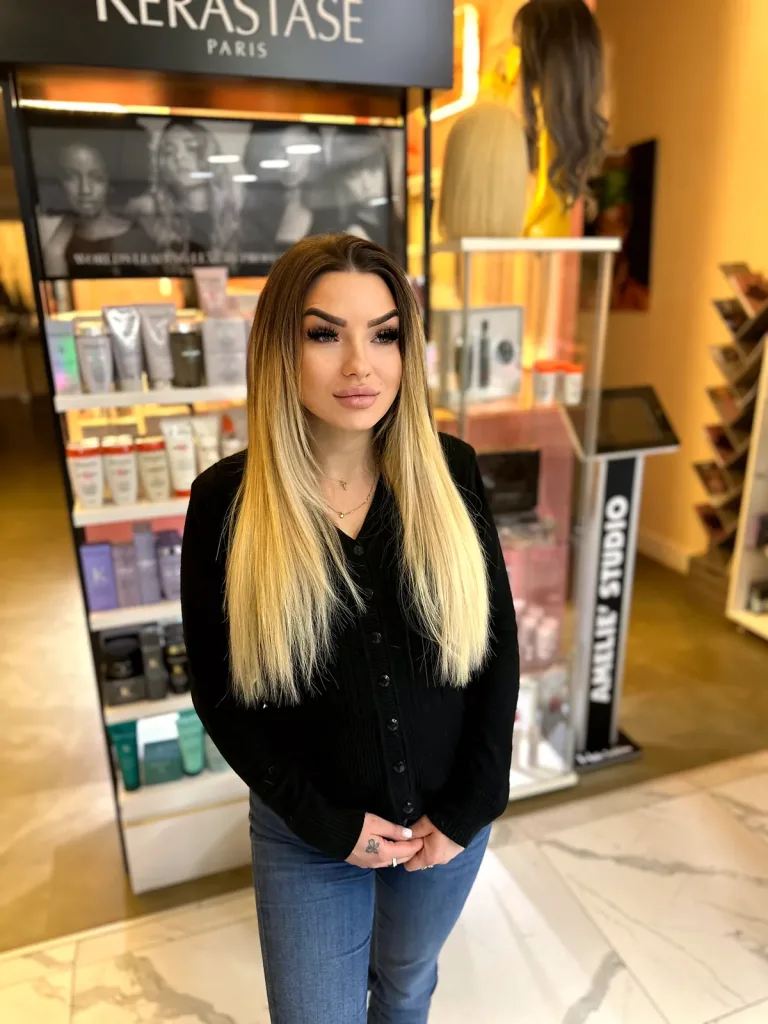 Extensii de păr cu trecere balayage, montaj invizibil
