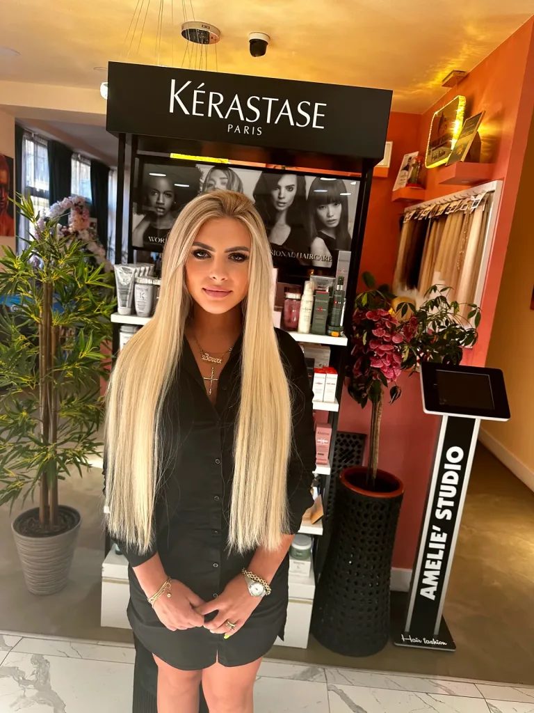 Extensii blond cu rădăcină naturală