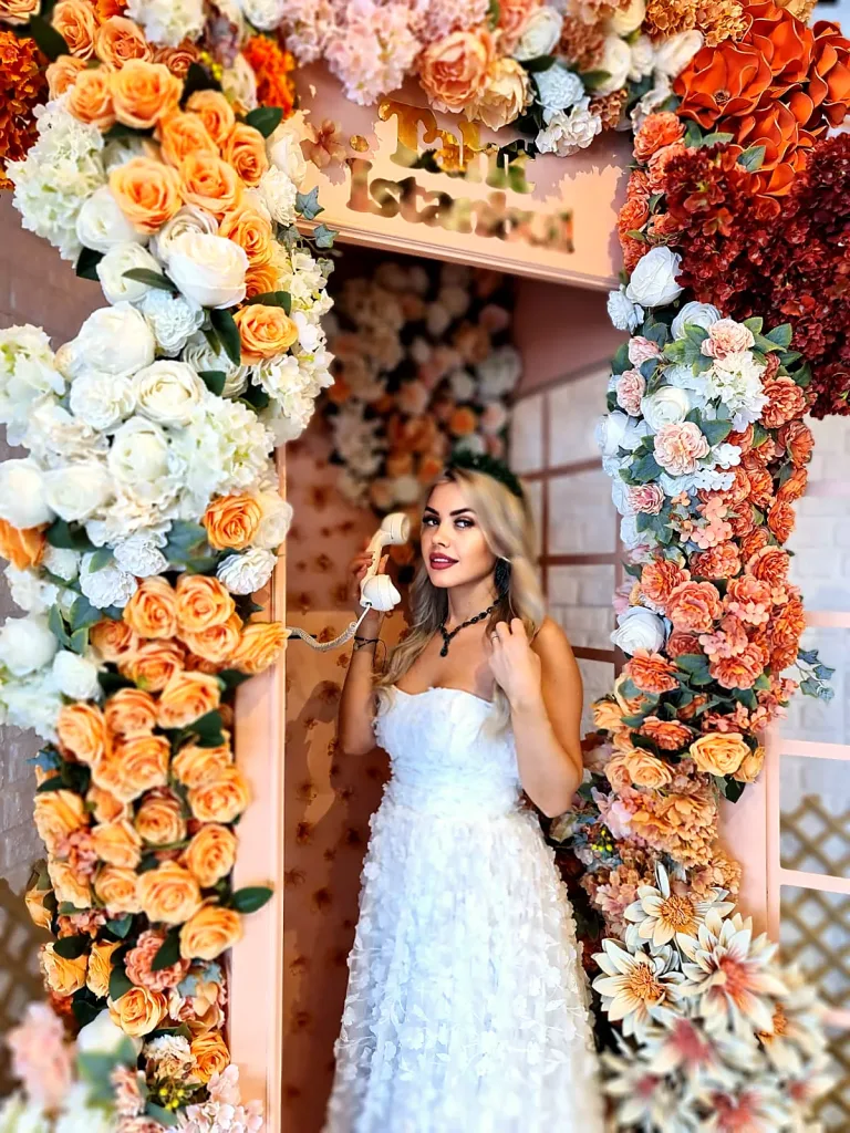 Mireasă în decor floral, coafură cu voal