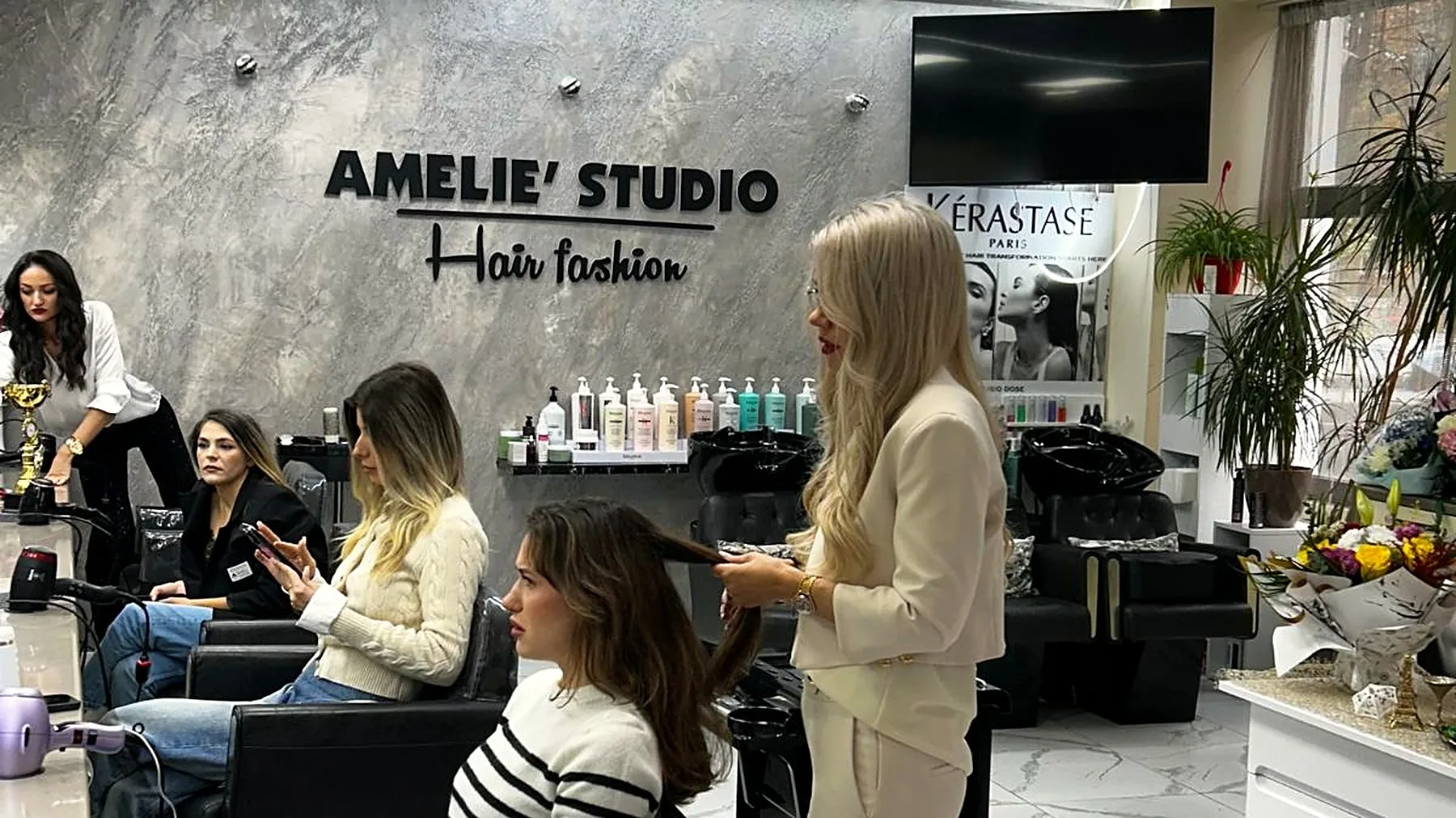 Echipa Amelie Studio lucrând în salon, la aniversarea de 10 ani, Brăila